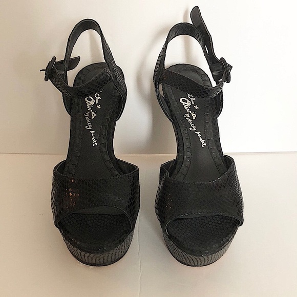 ⭐️LIKE NEW ⭐️Alice and Olivia Wedge⭐️ - Picture 4 of 14